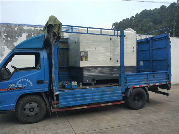 裝車完畢,把機(jī)床運往客戶處