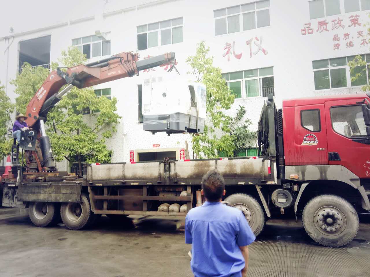 機(jī)器調(diào)裝中，注意安全！