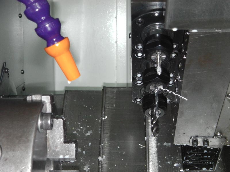 機(jī)床結(jié)構(gòu)特點(diǎn) Construction and feature of machine tool ■ 適用于重負(fù)荷和連續(xù)切削，可保持長久的高精度和優(yōu)質(zhì)的表面精糙度。 ■ 高精度、高剛性、重負(fù)荷主軸。 主軸采用原裝進(jìn)口日本NSK或德國FAG P4級精密級主軸軸承 主軸采用原裝進(jìn)口日本NSK或德國FAG P4級精密級主軸軸承 主軸采用原裝進(jìn)口日本NSK或德國FAG P4級精密級主軸軸承 主軸采用原裝進(jìn)口日本NSK或德國FAG P4級精密級主軸軸承 主軸采用原裝進(jìn)口日本NSK或德國FAG P4級精密級主軸軸承，經(jīng)工程計(jì)算分析取得較佳化的跨距配置，配合獨(dú)特的迷宮式防水設(shè)計(jì)和散熱片式主軸箱設(shè)計(jì)，可達(dá)到更佳的防水防塵效果。引用高科技潤滑技術(shù)及高剛性套筒結(jié)構(gòu)展現(xiàn)較佳穩(wěn)定性，能確保更大軸向剛性，徑向剛性及加工精度。采用專用主軸電機(jī)及進(jìn)口變頻器，實(shí)現(xiàn)大范圍自動無級調(diào)速，整支主軸由臺灣普森專業(yè)主軸廠家生產(chǎn)。主軸軸承為前三后二排列,更能承受較強(qiáng)沖擊。主軸設(shè)計(jì)轉(zhuǎn)速可達(dá)8000rpm/min。 ■ 剛性好，操作、排屑方便。 高強(qiáng)度，床身傾斜45°，采用優(yōu)質(zhì)鑄鐵樹脂砂造型，并經(jīng)二次退火處理，保證鑄件穩(wěn)定性，緊密型筋骨板結(jié)構(gòu)，剛性好、抗震性強(qiáng)。