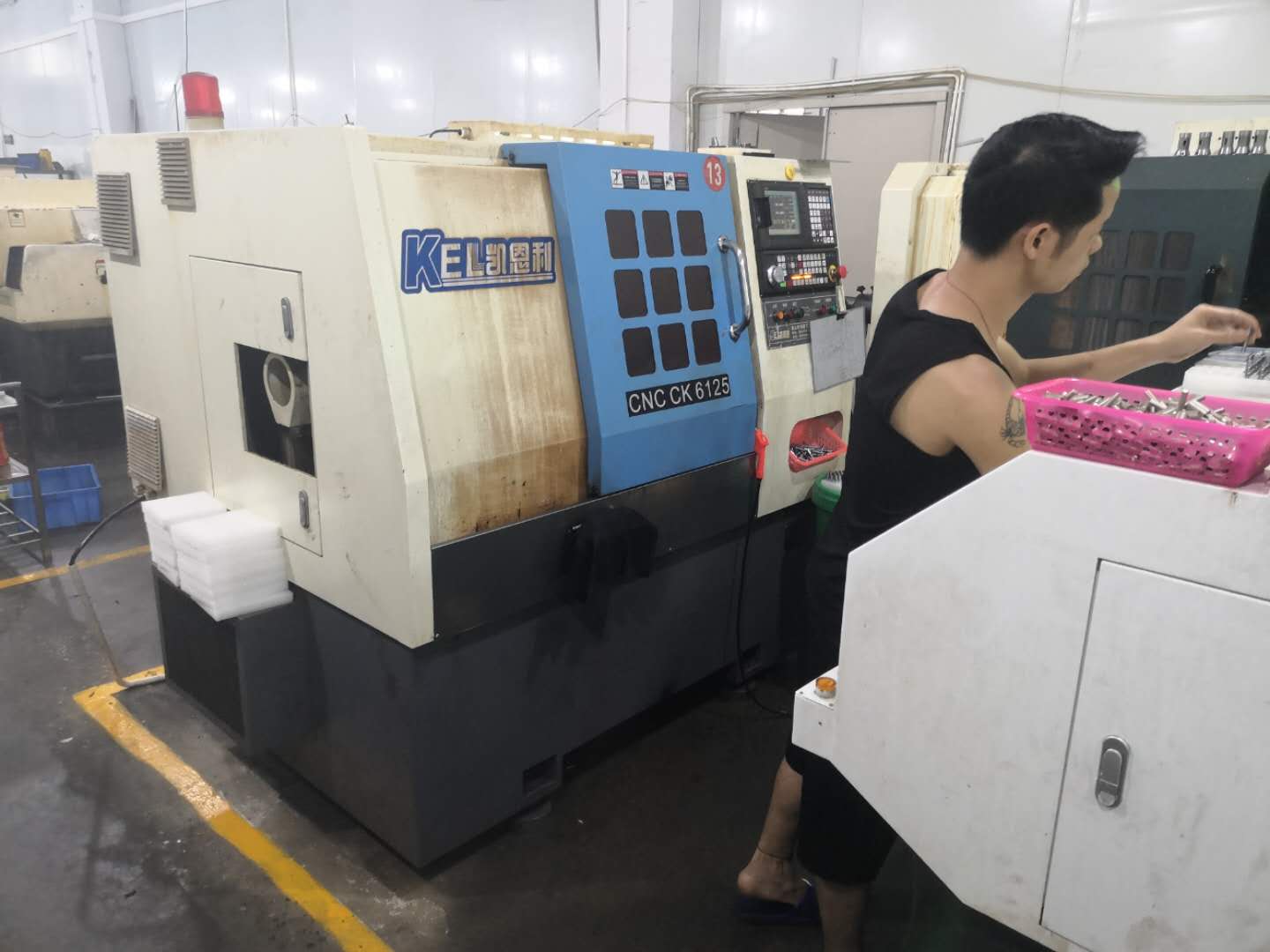 生產工人在專心的操作凱恩利數(shù)控車床